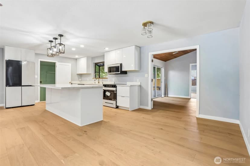 Property photo for 16220 Ambaum Boulevard S, Burien photo 9