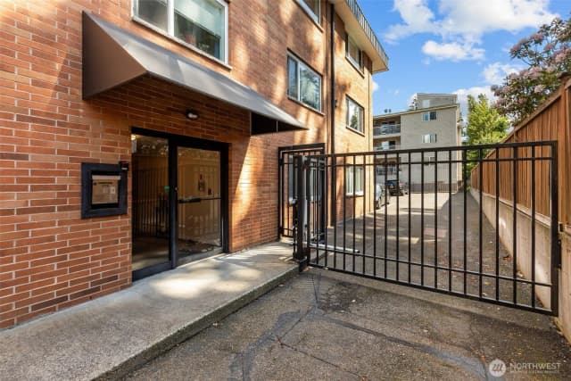 Property photo for 845 Ne 125th Street #404, Seattle photo 2