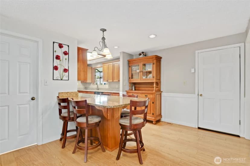 Property photo for 975 Front Street S, Issaquah photo 16