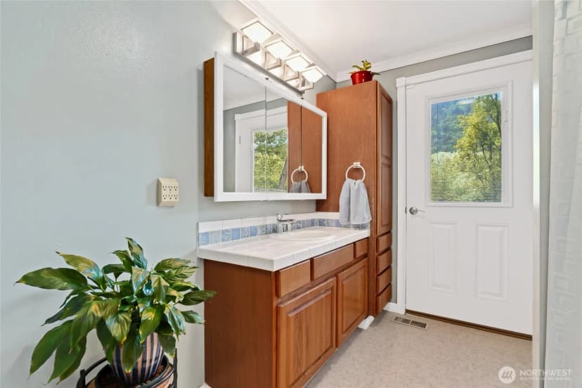 Property photo for 975 Front Street S, Issaquah photo 24