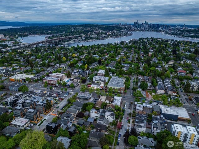 Property photo for 4527 Corliss Avenue N, Seattle photo 4