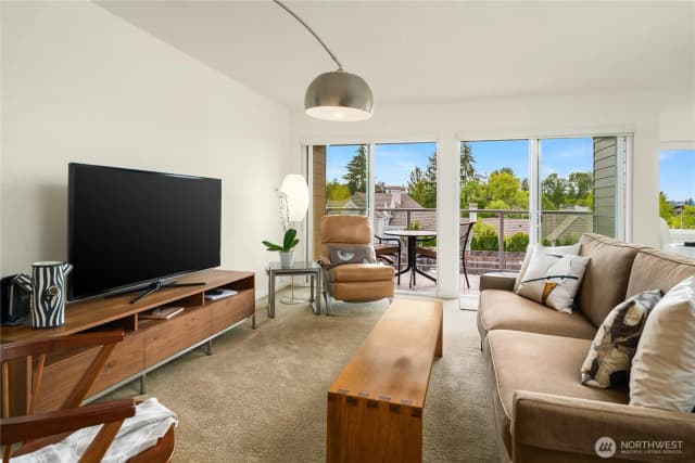 Property photo for 2501 Canterbury Lane E, Seattle photo 3