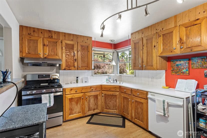 Property photo for 18042 10th Avenue Ne, Shoreline photo 8