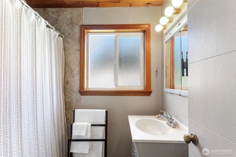 Property photo for 18042 10th Avenue Ne, Shoreline photo 19