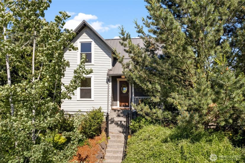 Property photo for 4048 37th Avenue S, Seattle photo 2