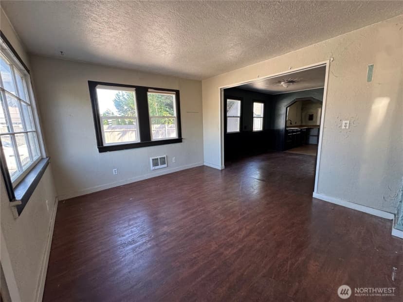 Property photo for 4727 Ocean Beach Highway, Longview photo 2