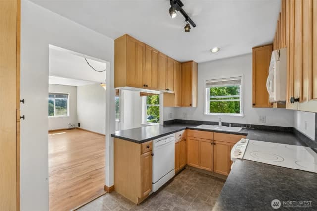 Property photo for 10235 33rd Avenue Sw, Seattle photo 4