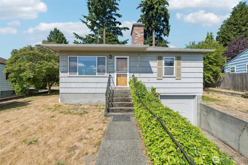 Property photo for 10235 33rd Avenue Sw, Seattle photo 2