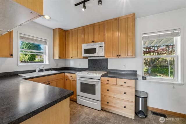Property photo for 10235 33rd Avenue Sw, Seattle photo 5