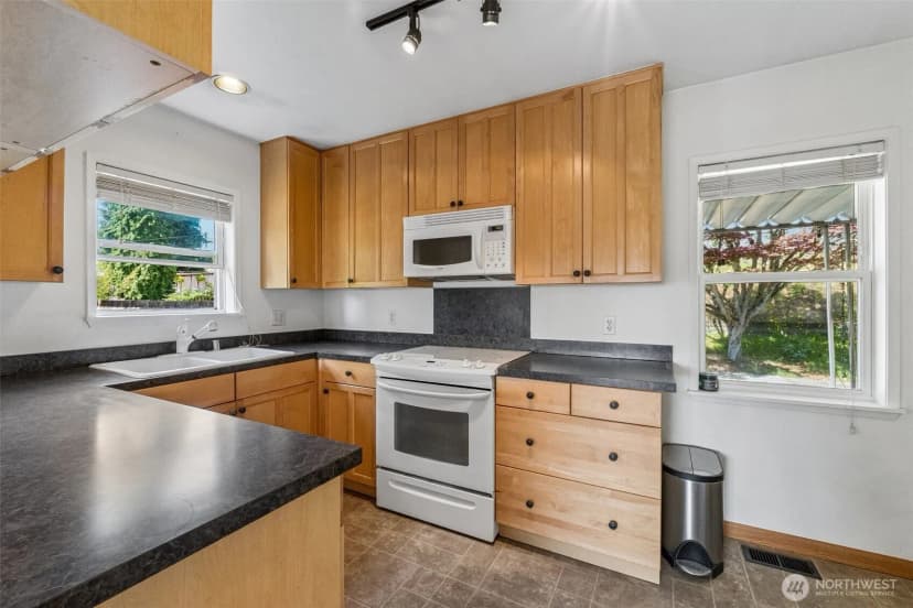 Property photo for 10235 33rd Avenue Sw, Seattle photo 5