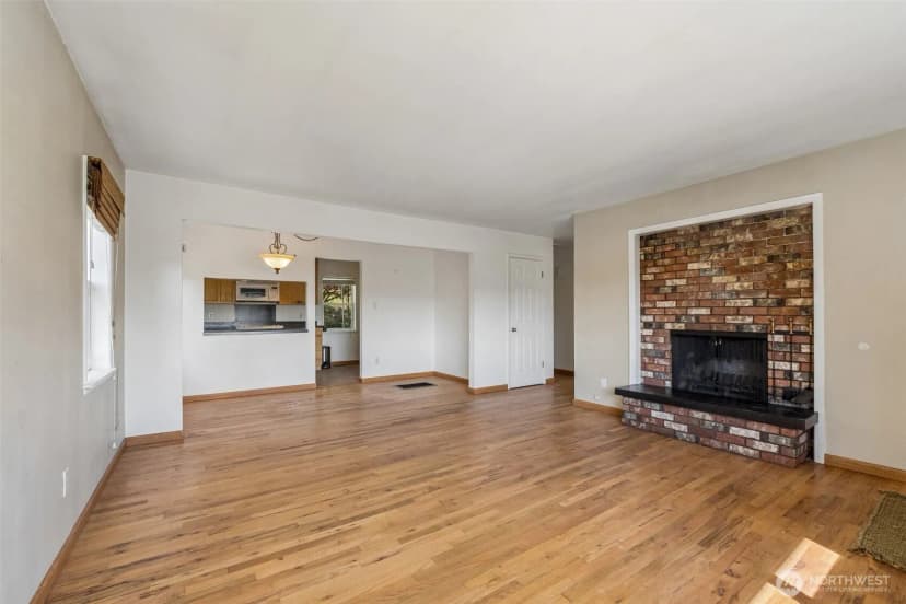 Property photo for 10235 33rd Avenue Sw, Seattle photo 3