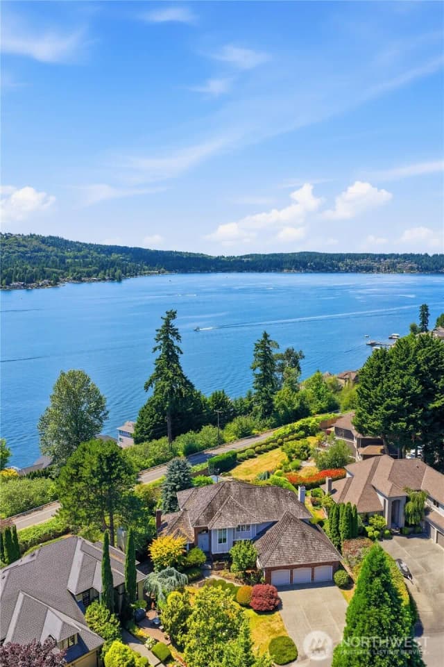 Property photo for 4123 205 Avenue Se, Sammamish photo 2