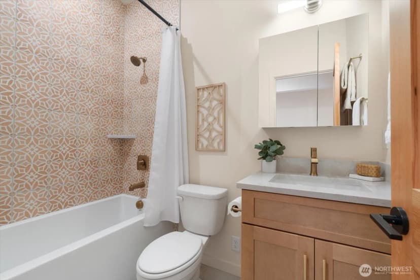 Property photo for 3704 Ne 137th Street, Seattle photo 9