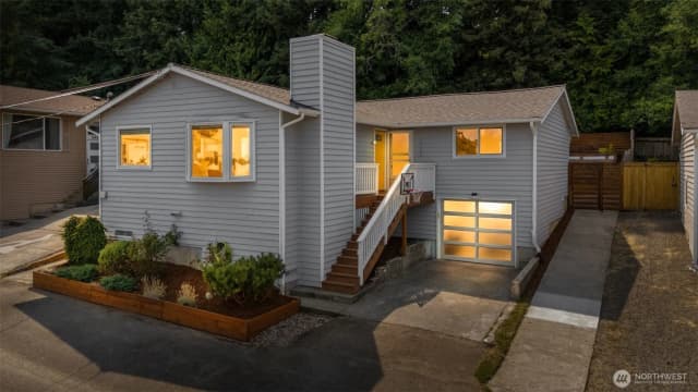 Property photo for 5423 31st Avenue Sw, Seattle photo 2