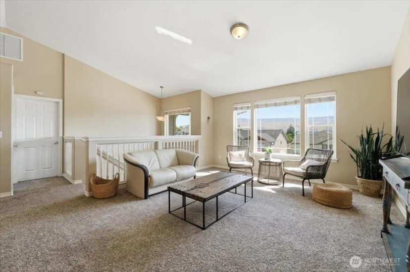 Property photo for 2132 W Honeysett Road, Wenatchee photo 4