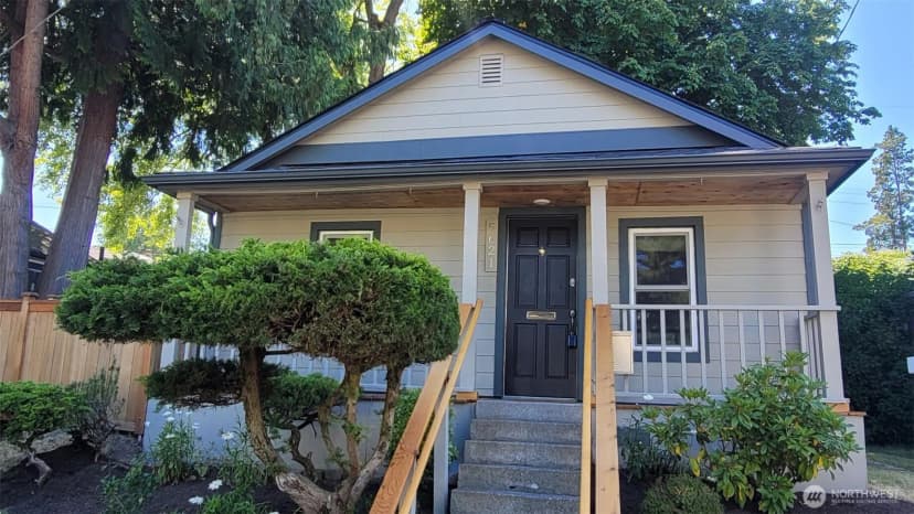 Property photo for 5621 Brooklyn Avenue Ne, Seattle photo 2