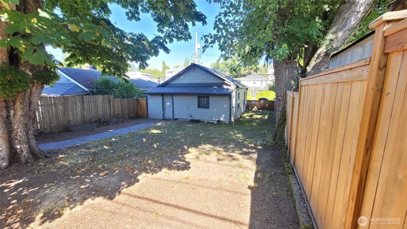 Property photo for 5621 Brooklyn Avenue Ne, Seattle photo 18