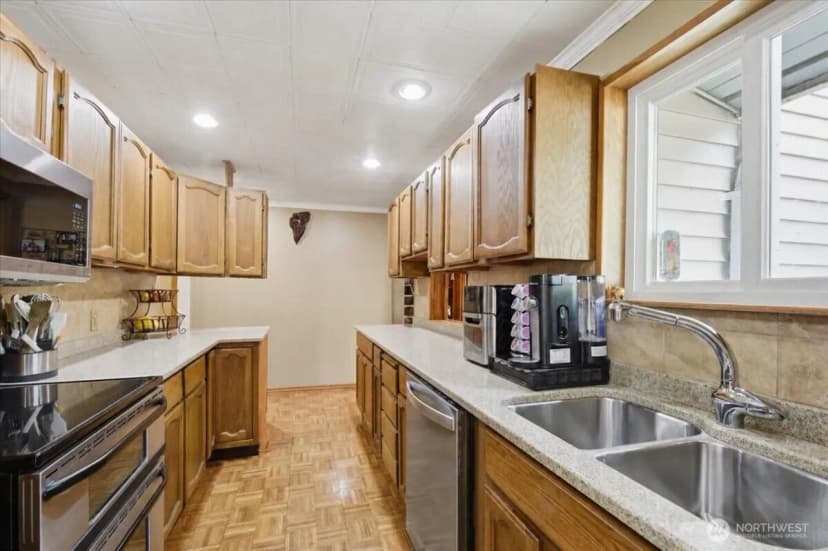 Property photo for 15621 84th Avenue Ne, Kenmore photo 10