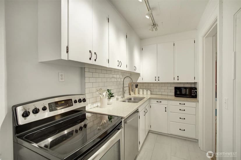 Property photo for 4725 15th Avenue Ne #16, Seattle photo 12