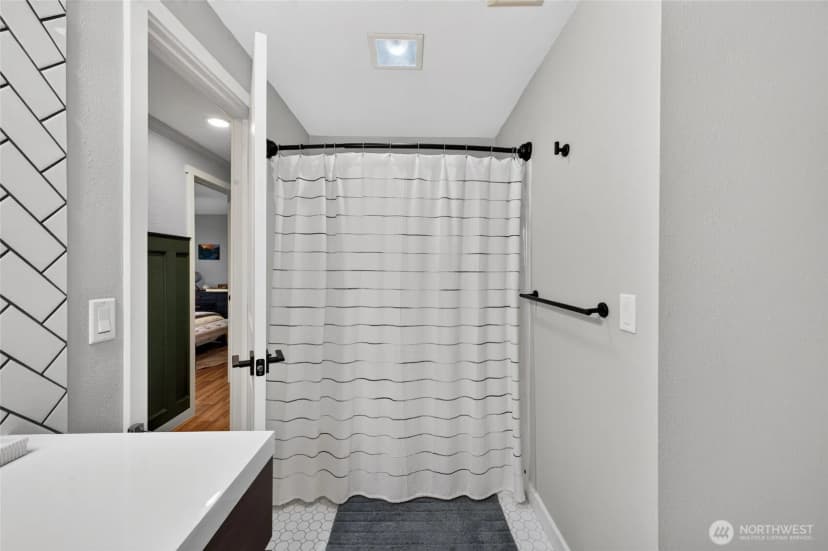 Property photo for 10430 90th Avenue Sw, Lakewood photo 15