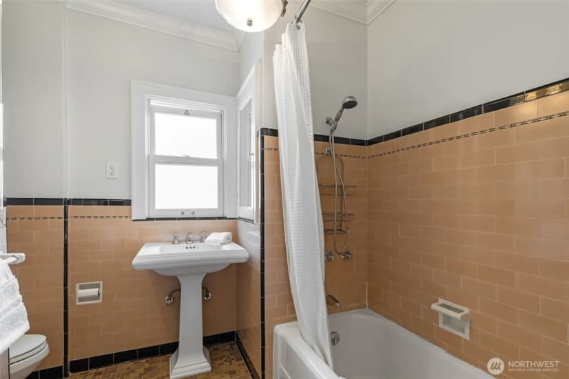 Property photo for 1218 3rd Avenue W, Seattle photo 17