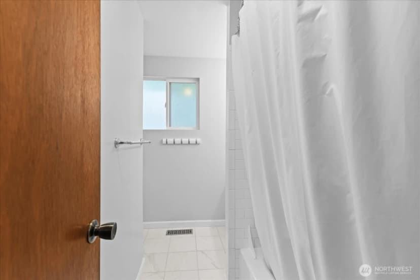 Property photo for 19405 58th Avenue Ne, Kenmore photo 26