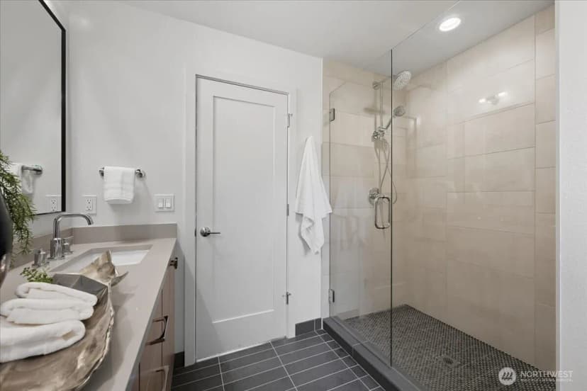 Property photo for 13047 39th Avenue Ne #a, Seattle photo 11