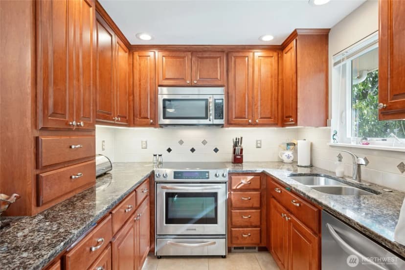 Property photo for 555 4th Avenue S, Edmonds photo 10