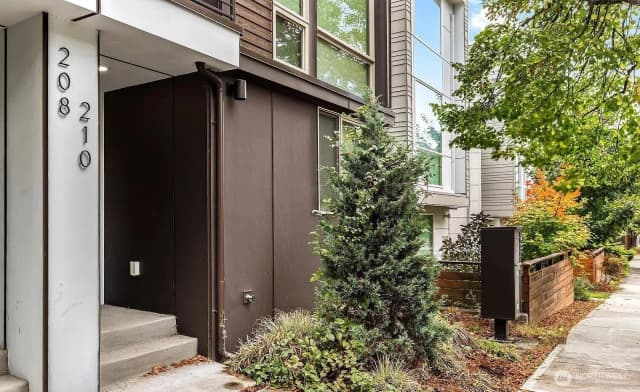Property photo for 210 20th Avenue S, Seattle photo 3