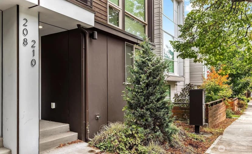 Property photo for 210 20th Avenue S, Seattle photo 3