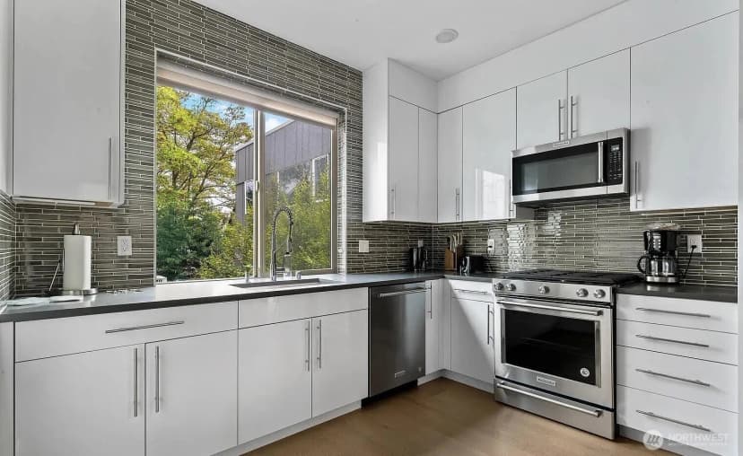 Property photo for 210 20th Avenue S, Seattle photo 10