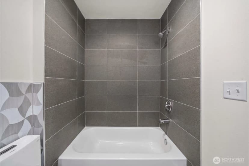 Property photo for 11544 17th Circle Sw, Burien photo 25