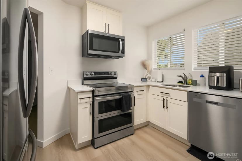 Property photo for 4218 Pasadena Place Ne, Seattle photo 10