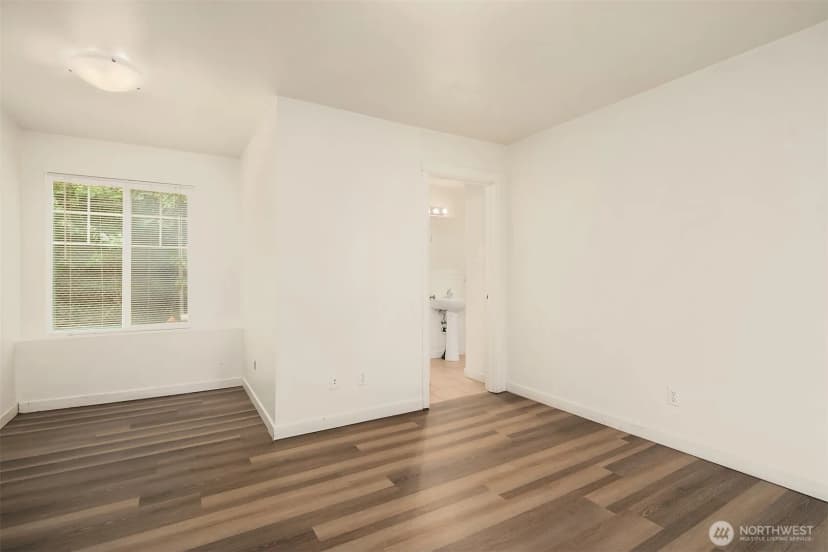Property photo for 4218 Pasadena Place Ne, Seattle photo 6