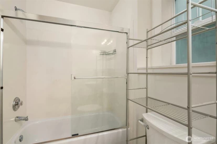 Property photo for 4218 Pasadena Place Ne, Seattle photo 9
