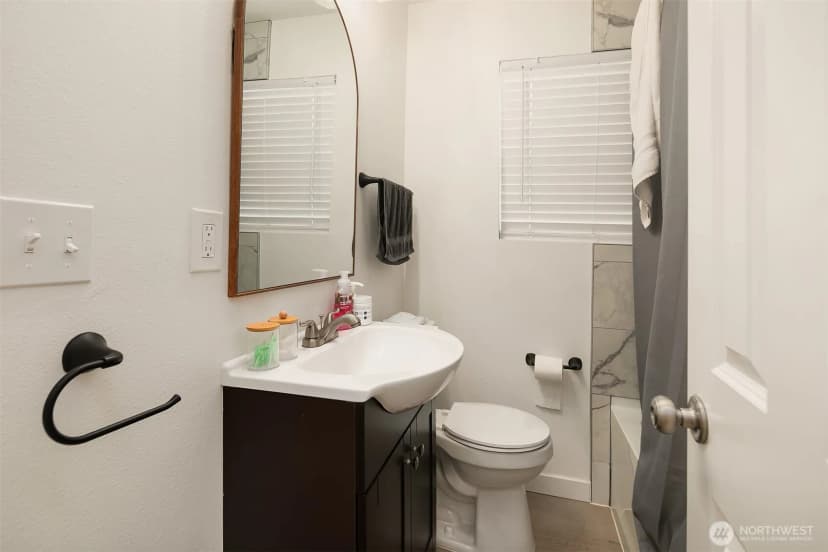 Property photo for 4218 Pasadena Place Ne, Seattle photo 8