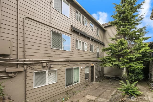 Property photo for 4218 Pasadena Place Ne, Seattle photo 4