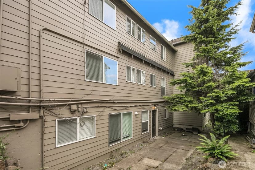 Property photo for 4218 Pasadena Place Ne, Seattle photo 4