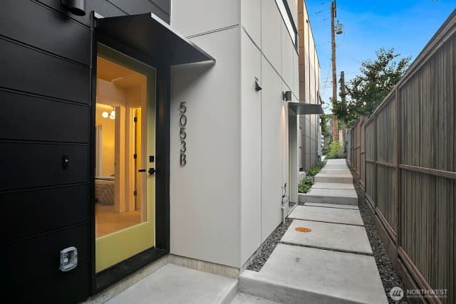 Property photo for 5053 35th Avenue Sw #b, Seattle photo 2