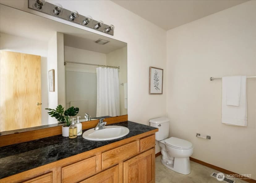 Property photo for 685 Sw 1st Avenue, Oak Harbor photo 18