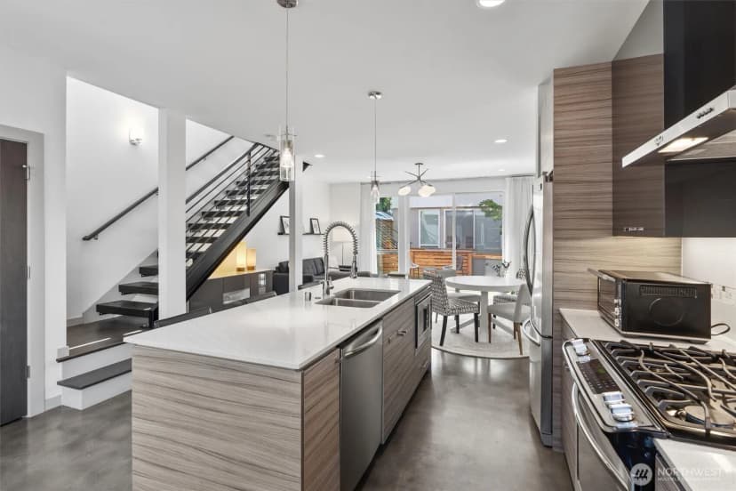 Property photo for 7016 California Avenue Sw #e, Seattle photo 6