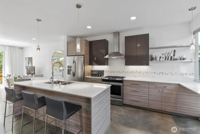 Property photo for 7016 California Avenue Sw #e, Seattle photo 4