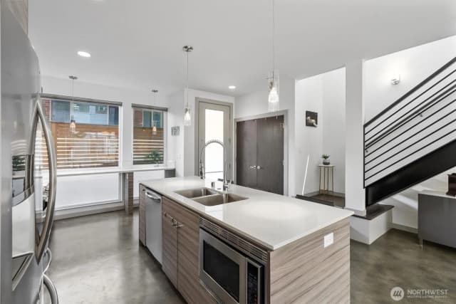 Property photo for 7016 California Avenue Sw #e, Seattle photo 5