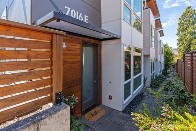 Property photo for 7016 California Avenue Sw #e, Seattle photo 2
