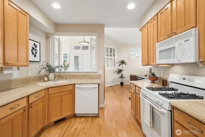 Property photo for 120 Newport Way Nw #16, Issaquah photo 8