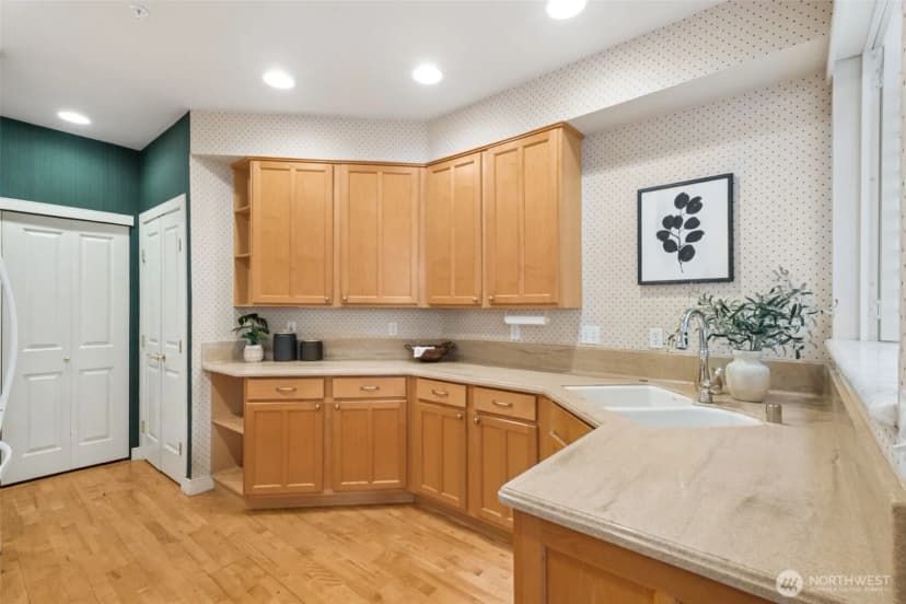 Property photo for 120 Newport Way Nw #16, Issaquah photo 9