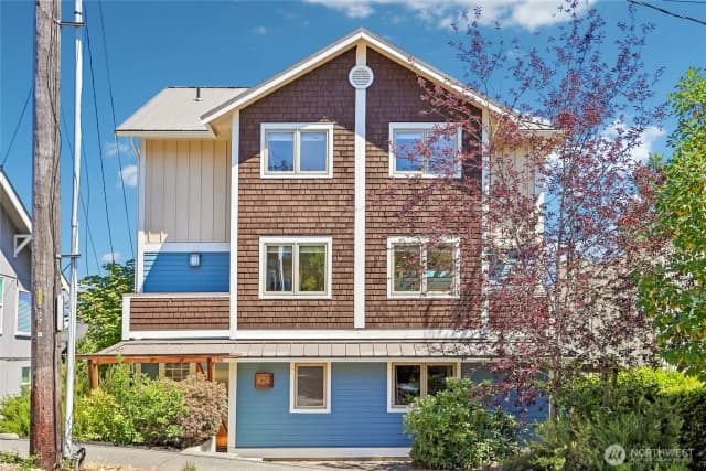 Property photo for 424 35th Avenue S, Seattle photo 3