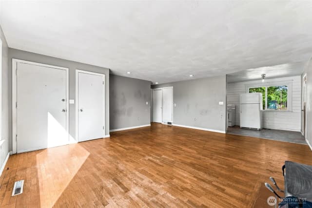 Property photo for 15401 Grant Avenue Sw, Lakewood photo 4