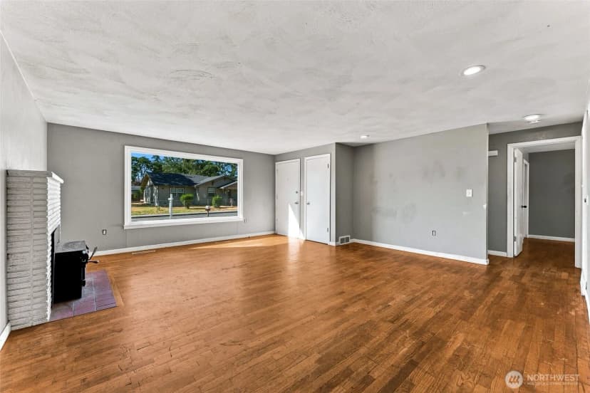 Property photo for 15401 Grant Avenue Sw, Lakewood photo 3