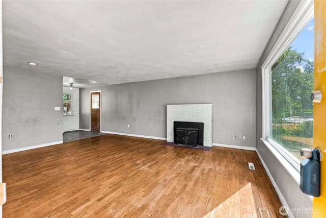 Property photo for 15401 Grant Avenue Sw, Lakewood photo 2
